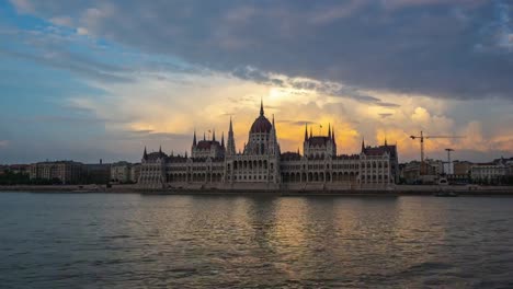 Día-a-noche-timelapse-de-edificio-del-Parlamento-húngaro-en-la-ciudad-de-Budapest,-lapso-de-tiempo-de-Hungría