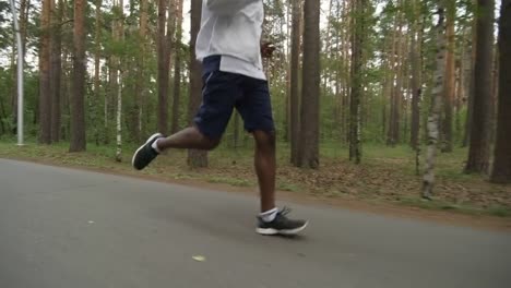 Hombre-negro-para-correr-por-carretera-en-el-bosque