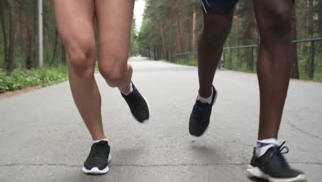 Mujer-y-hombre-para-correr-juntos-a-lo-largo-de-camino-forestal