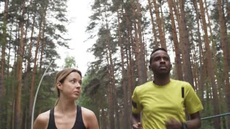 Frau-und-Mann-läuft-morgen-Lauf-genießen