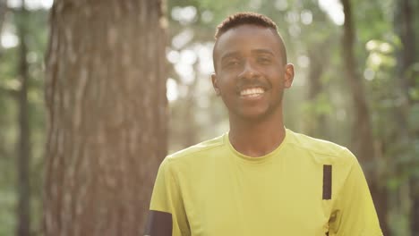 Hombre-negro-feliz-posando-en-el-bosque