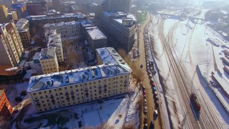 Luftbild-Drohne-Filmmaterial-über-Stadt-Wintertag.-Städtischen-Smog.-Draufsicht-der-Gleisanlagen