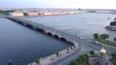 Vista-aérea-de-la-ciudad-de-San-Petersburgo,-puente-de-la-Trinidad-y-el-río-Neva