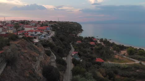 Vista-aérea-de-aldea-griega-en-el-mar-y-en-las-montañas