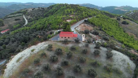 Luftaufnahme-des-griechischen-Dorf-am-Meer-und-in-den-Bergen