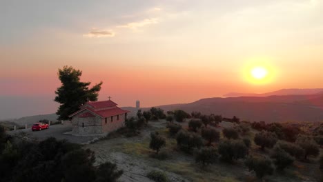 Luftaufnahme-des-griechischen-Dorf-am-Meer-und-in-den-Bergen