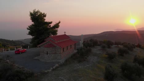 Luftaufnahme-des-griechischen-Dorf-am-Meer-und-in-den-Bergen