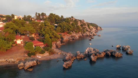 Vista-aérea-de-aldea-griega-en-el-mar-y-en-las-montañas