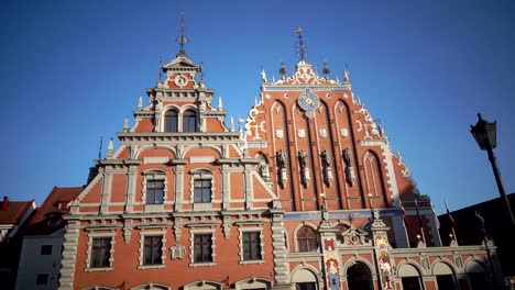 Ansicht-eines-Denkmals-für-Roland-am-Rathausplatz-vor-dem-Hintergrund-Haus-der-Mitesser-von-Riga-Lettland