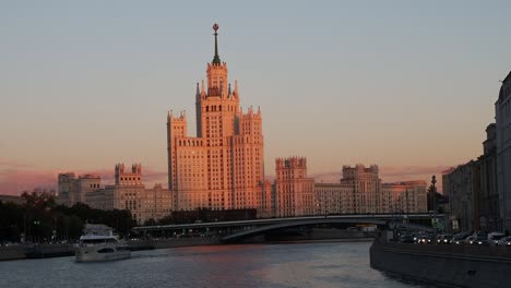 Kotelnicheskaya-Embankment-Skyscraper-in-Moscow-on-sunset