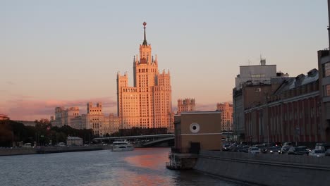 Ansicht-der-Kotelnicheskaya-Damm-Bürogebäude-auf-Sonnenuntergang