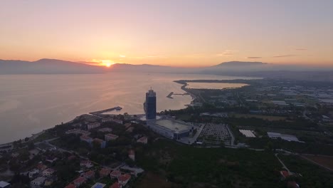 amanecer-ciudad-horizonte-mar-carretera-tráfico-izmir