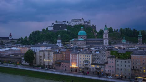 Video-de-lapso-de-tiempo-del-horizonte-de-la-ciudad-de-Salzburgo-en-la-noche-en-Austria-timelapse-4K