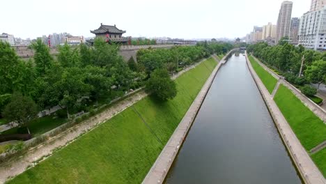 Vista-aérea-de-ciudad-foso-de-Xian-/-Xian,-Shaanxi,-China