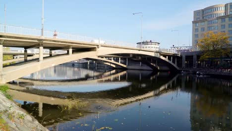 Die-große-konkrete-Brücke-auf-dem-Fluss-in-Stockholm-Schweden