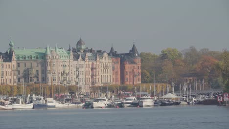 Viele-Segelboote-Andocken-an-das-Hafengebiet-in-Stockholm-Schweden