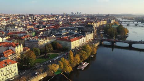 Vista-aérea-otoño-escénico-de-la-arquitectura-del-muelle-de-ciudad-vieja-de-Praga-y-puente-de-Carlos-sobre-el-río-Vltava-en-Praga,-República-Checa