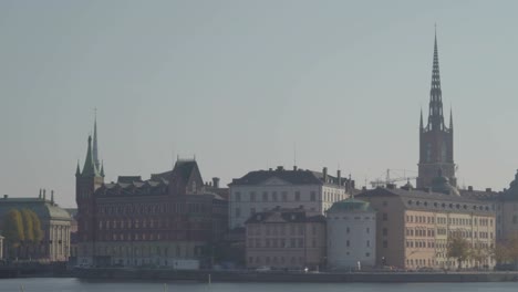 Ver-más-de-cerca-de-los-grandes-edificios-en-Estocolmo-Suecia