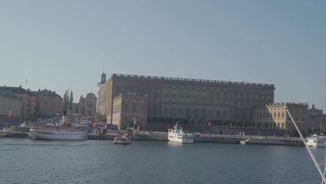 El-vistazo-del-rojo-grande-edificio-en-Estocolmo-Suecia