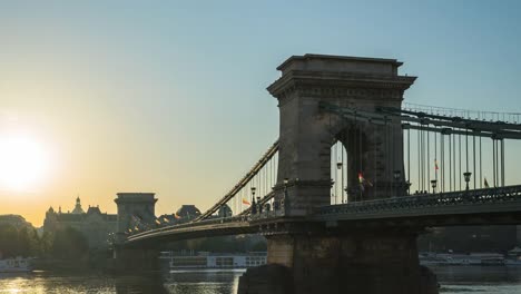 Budapest-Stadt-Zeitraffer-an-Kettenbrücke-in-Budapest,-Ungarn-Zeitraffer