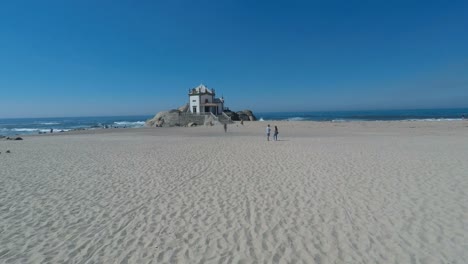 Kapelle-von-São-Felix-tun-Marinha-in-Portugal