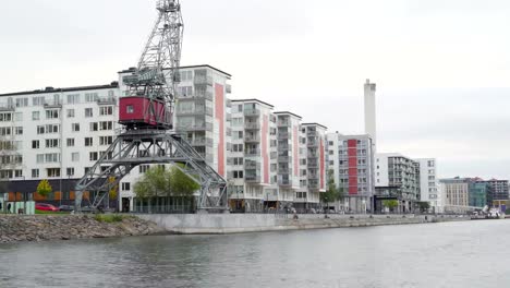 Ein-großer-Turmdrehkran-auf-der-Seite-der-Gebäude-in-Stockholm-Schweden