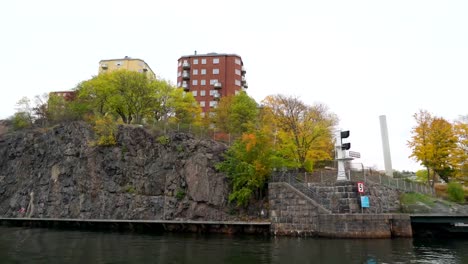 Die-roten-und-gelben-Gebäude-auf-dem-Gipfel-in-Stockholm-Schweden