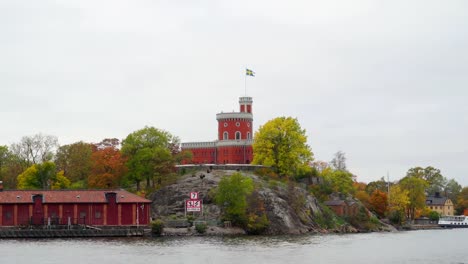 Die-rote-Burg-mit-der-Flagge-auf-dem-Gipfel-in-Stockholm-Schweden