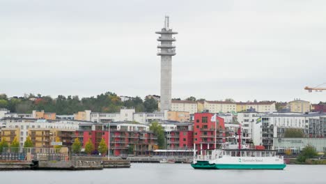 Architekturen-und-Gebäude-auf-dem-Hafengelände-in-Stockholm-Schweden