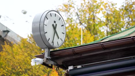 Un-pequeño-reloj-en-el-borde-de-una-casa-de-madera-en-Estocolmo-Suecia