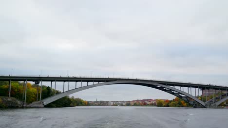 Eine-der-langen-Brücken-in-Stockholm-Schweden