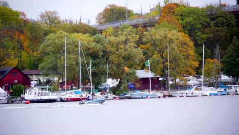 Viele-Segelboote-am-Hafen-Port-in-Stockholm-Schweden