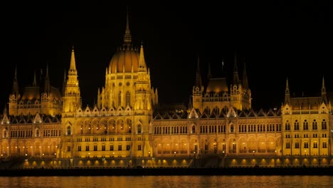 Ungarische-nationale-Parlamentsgebäude-befindet-sich-auf-der-Donau-und-der-Stadt-Budapest-bei-Nacht-4K