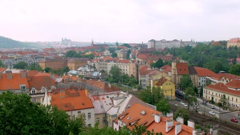 vista-superior-en-viejos-edificios-en-la-ciudad-de-Praga-en-un-día-de-verano