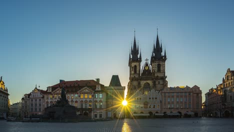 Prague-time-lapse,-Sunrise-in-Prague-old-town-square-with-view-of-Tyn-Church-in-Czech-Republic,-timelapse-4K