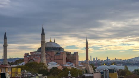 Istanbul-Hagia-Sofia-with-view-of-Istanbul-city-skyline-time-lapse-in-Turkey,-timelapse-4K