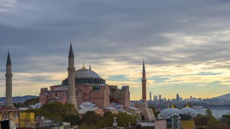 Estambul-Hagia-Sofía-con-vista-de-Istanbul-city-skyline-lapso-en-Turquía,-timelapse-4K