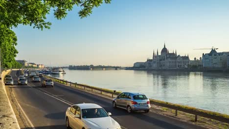 Ciudad-de-timelapse-de-Budapest-con-el-río-Danubio-en-Hungría-tiempo-laspe-4K