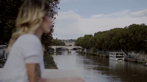 hermosa-mujer-borrosa-triste-mirando-el-río-en-Roma,-Italia