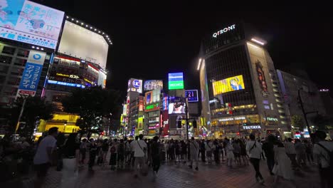 Eine-Menge-Leute-in-Shibuya-Bereich-Tokio-Japan