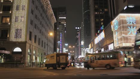 Verkehr-in-Hong-Kong-bei-Nacht