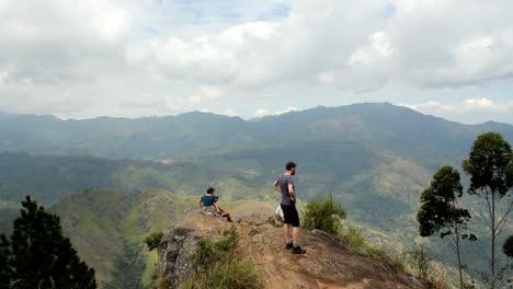 Hikers-en-la-cima-de-una-montaña