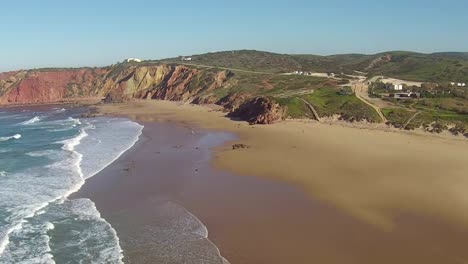 Luftaufnahme-von-Amado-beach-an-der-Westküste-der-Algarve,-Portugal