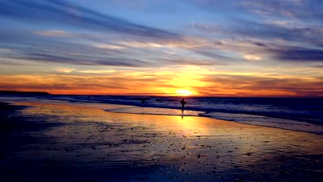 Fisher-Mann-Angeln-am-Atlantischen-Ozean-bei-Sonnenuntergang