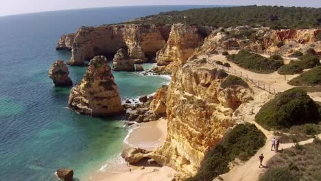 Luftaufnahme-von-praia-Marinha-der-Algarve,-Portugal