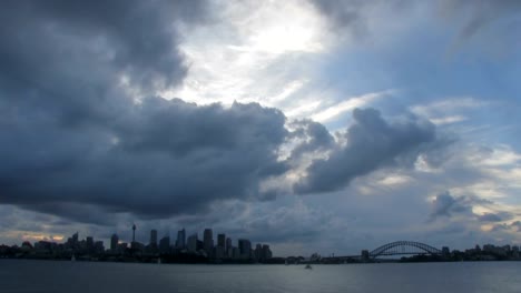 Dramática-nubes-oscuras-sobre-el-Puerto-de-Sídney