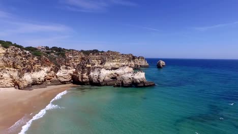 Luftaufnahme-von-natürlichen-Felsen-auf-Praia-Tres-Irmaos-in-Alvor,-Portugal