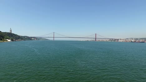 Vista-aérea-del-puente-25-de-Abril-y-del-río-Tejo-en-Lisboa-Portugal