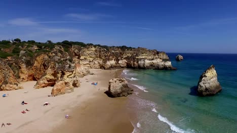 Luftaufnahme-von-natürlichen-Felsen-auf-Praia-Tres-Irmaos-in-Alvor,-Portugal