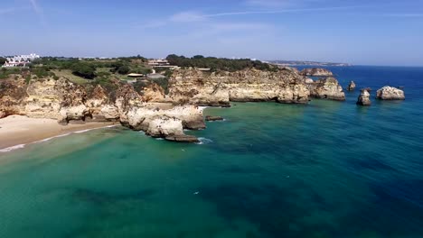 Vista-aérea-de-rocas-naturales-en-Praia-Tres-Irmaos-en-Alvor-Portugal